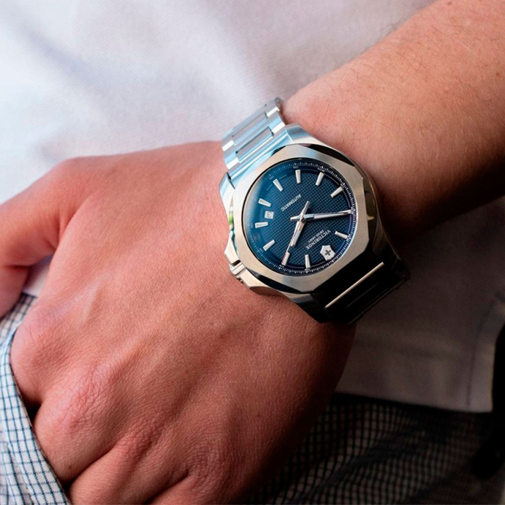 Victorinox Uhr mit blauem Zifferblatt